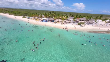 FPV-Flug-über-Klares-Karibisches-Meerwasser-Mit-Vielen-Touristenkühlung-An-Heißen-Sommertagen-Auf-Der-Insel-Catalina