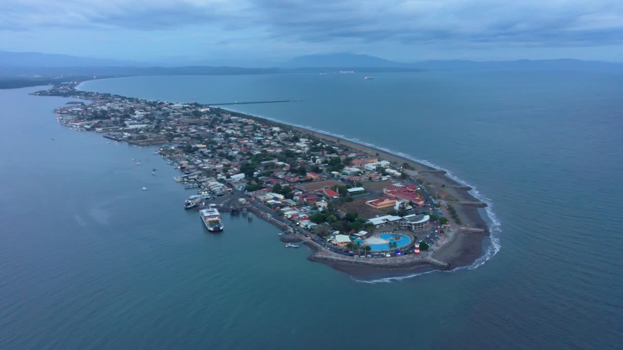 la pequeña ciudad costera costarricense de puntarenas en un día nublado, sobrevuelo de drones de 4k