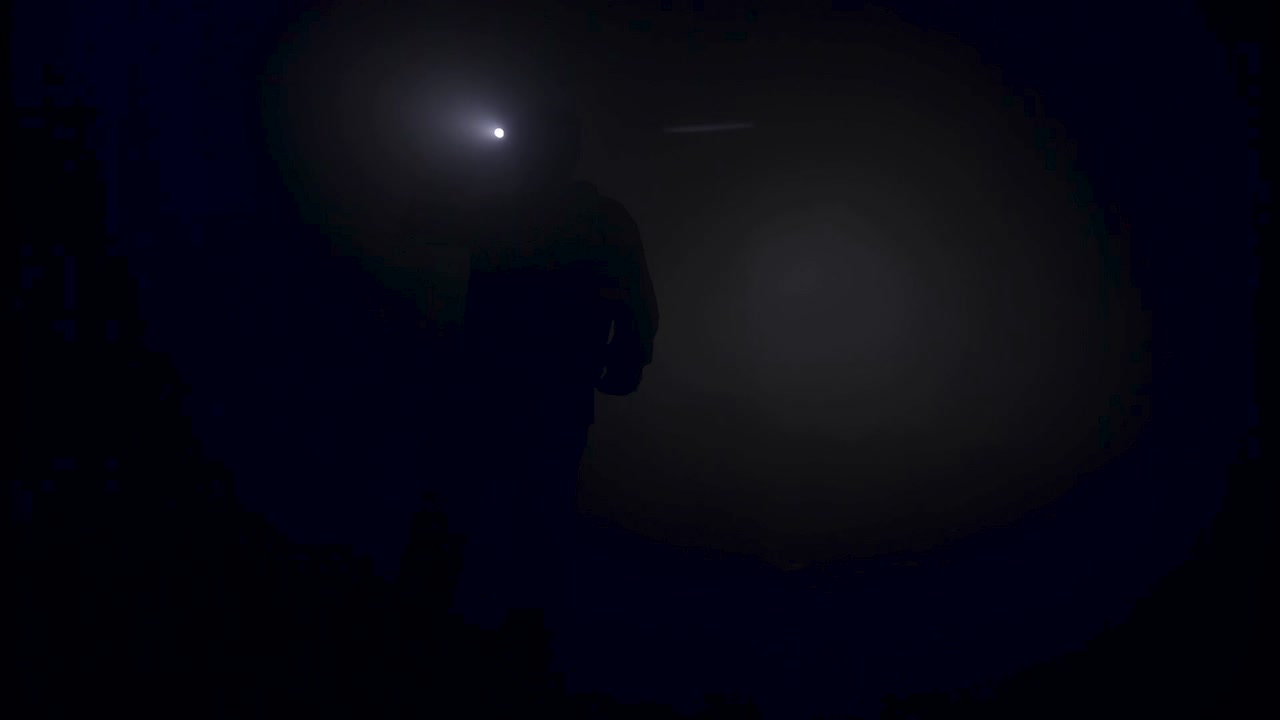 persona caminando en la noche