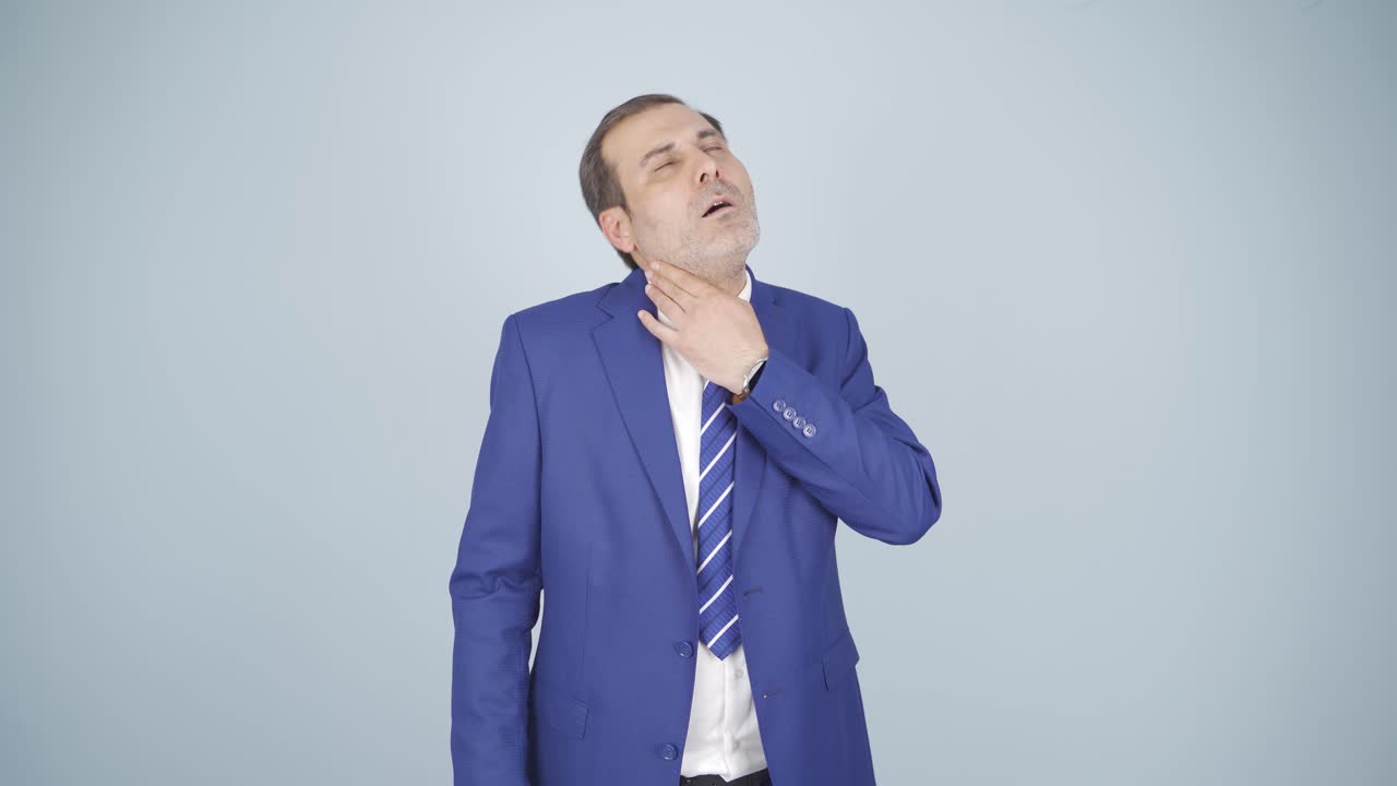 hombre de negocios con dolor de cuello.