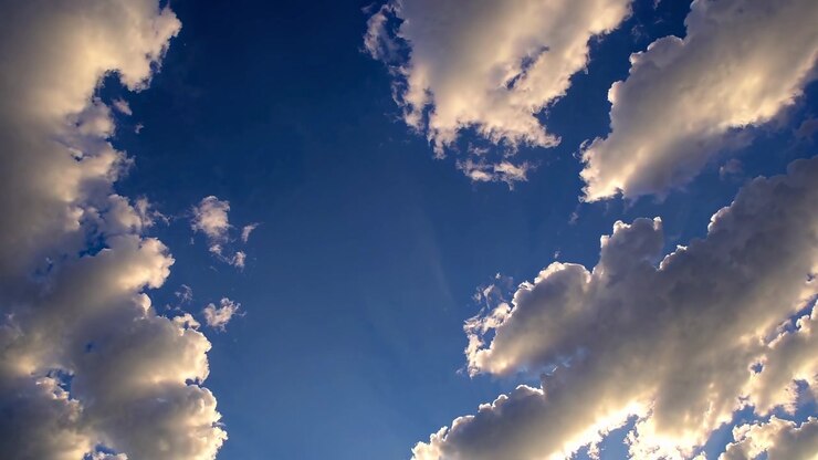Nuages blancs flottant dans un ciel bleu profond