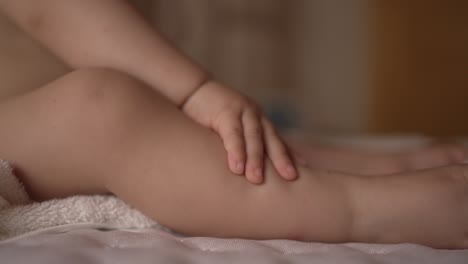 la mano del bebé descansando en su pierna, capturando un momento tierno y suave