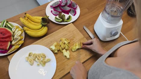 preparing a fruit smoothie