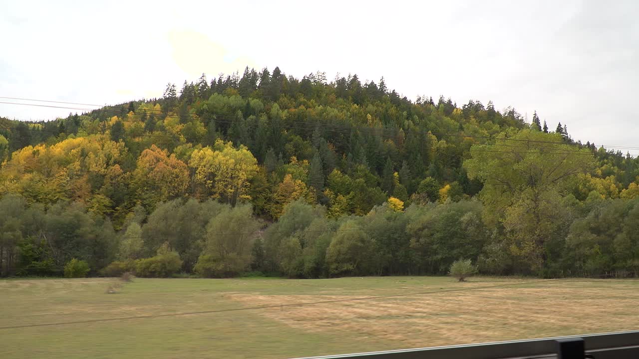 el ferrocarril de vía estrecha de rodope viaja a través de las montañas de rodope