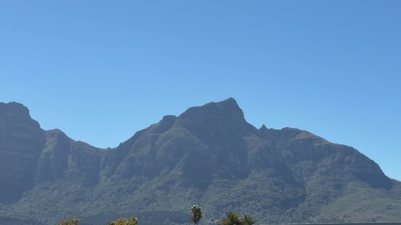 Il Devil’s Peak e la Table Mountain visti dal retro, come appaiono dai sobborghi meridionali di Città del Capo.