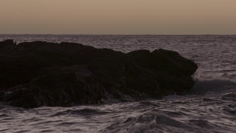 Olas-Del-Océano-Chocando-Contra-Grandes-Rocas-Cerca-De-La-Costa-De-Hawaii