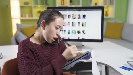 Mujer-Asiática-Propietaria-De-Pequeñas-Empresas-En-El-Concepto-De-Oficina-En-Casa-Tomando-Orden.