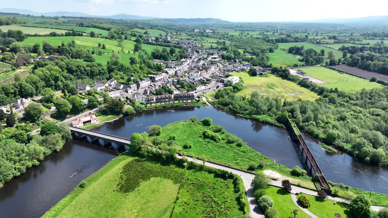 Veduta aerea di una città pittoresca in Irlanda.