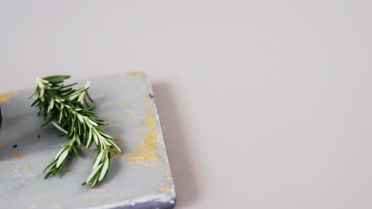 queso en rodajas en bandeja