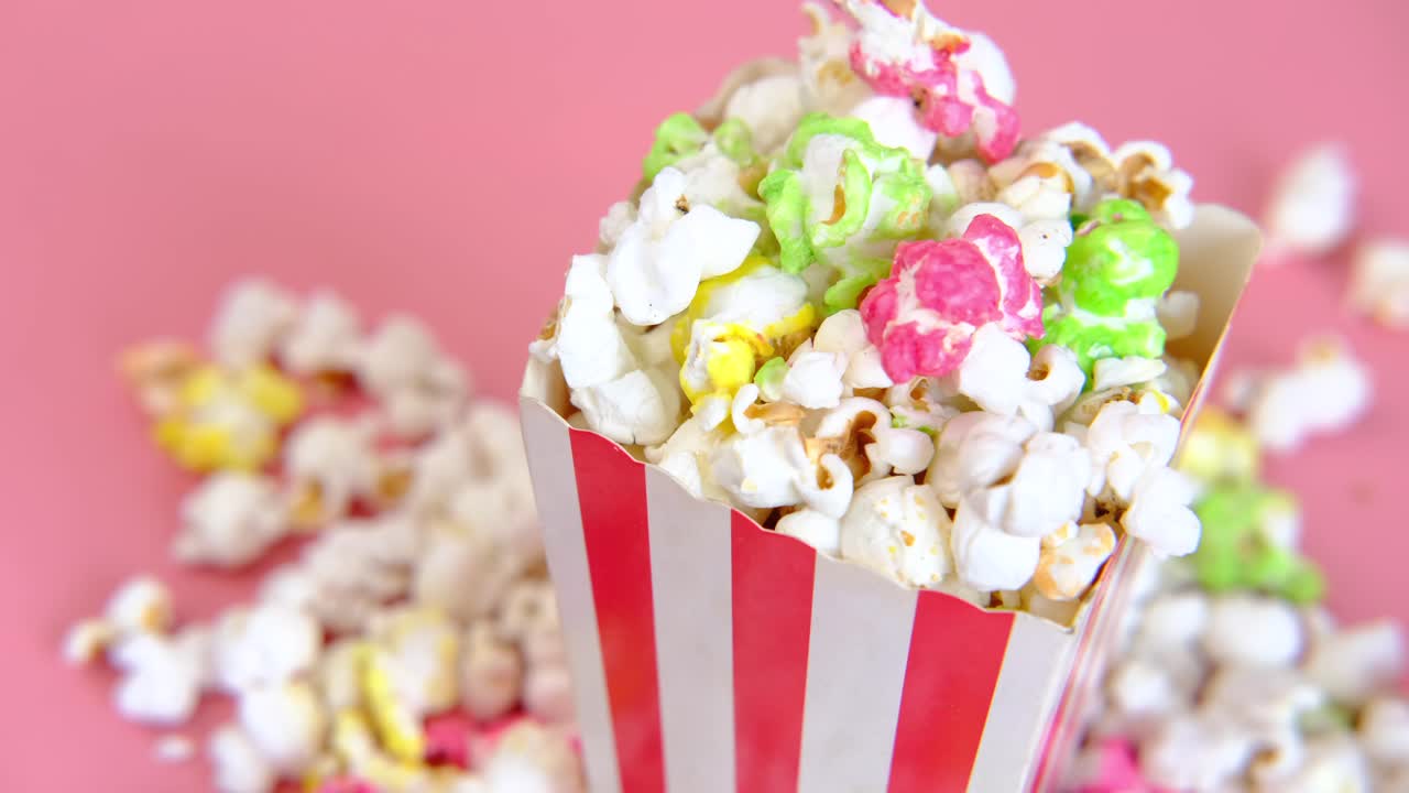 줄무 상자 에 있는 다채로운 팝콘