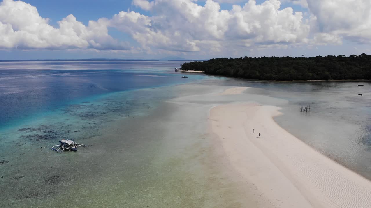 Sorvolo aereo 4K di un banco di sabbia che si avvicina alle isole appartate di Balabac Palawan Filippine