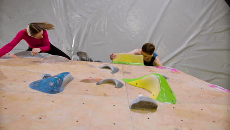 Teenagers-bouldering-in-a-gym