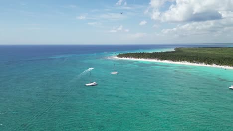 Aerial-landscape-shot-of-boats-near-the-beach-at-Saona-Island,-Dominican-Republic-during-a-sunny-troipocal-day