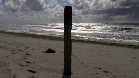 Poste-De-Playa-En-La-Costa-Del-Mar-Del-Norte,-Filmado-Con-Luz-De-Fondo