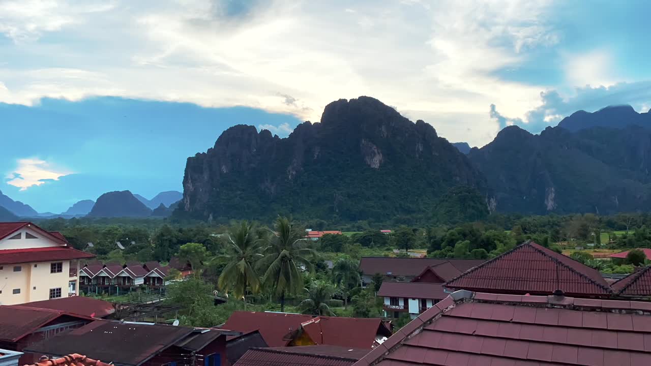 Timelapse del piccolo villaggio di Vang Vieng in Laos, con bellissime montagne sullo sfondo.