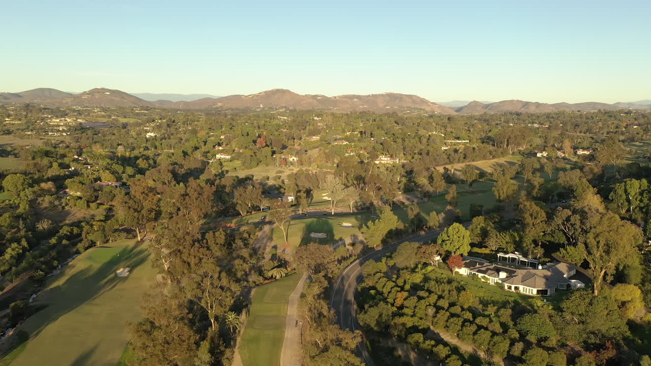 vista aérea de drones sobre un campo de golf en rancho santa fe, california, en un hermoso día soleado