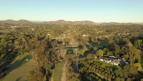 Vista-Aérea-De-Drones-Sobre-Un-Campo-De-Golf-En-Rancho-Santa-Fe,-California,-En-Un-Hermoso-Día-Soleado