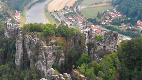 vista aérea del puente bastei de suiza sajona, bad schandau, alemania