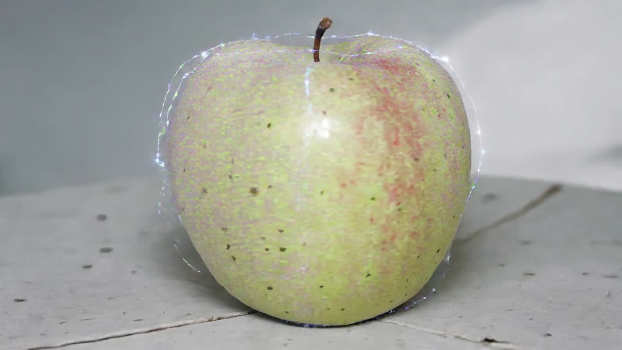 Una mela pallida si trasforma reagendo a un contorno luminoso che appare, rivelando la sua buccia giallo-verde su un tavolo.