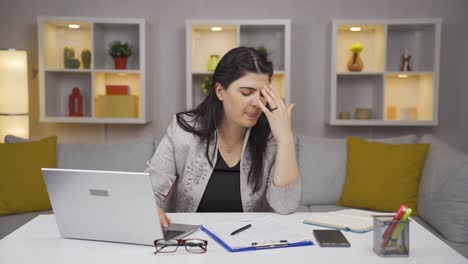 La-Mujer-Trabajadora-De-Oficina-En-Casa-Es-Agresiva-Y-Adicta-A-La-Violencia.