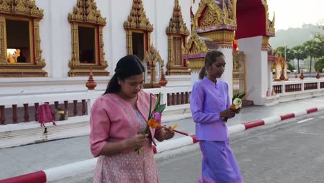 women visiting a thai temple