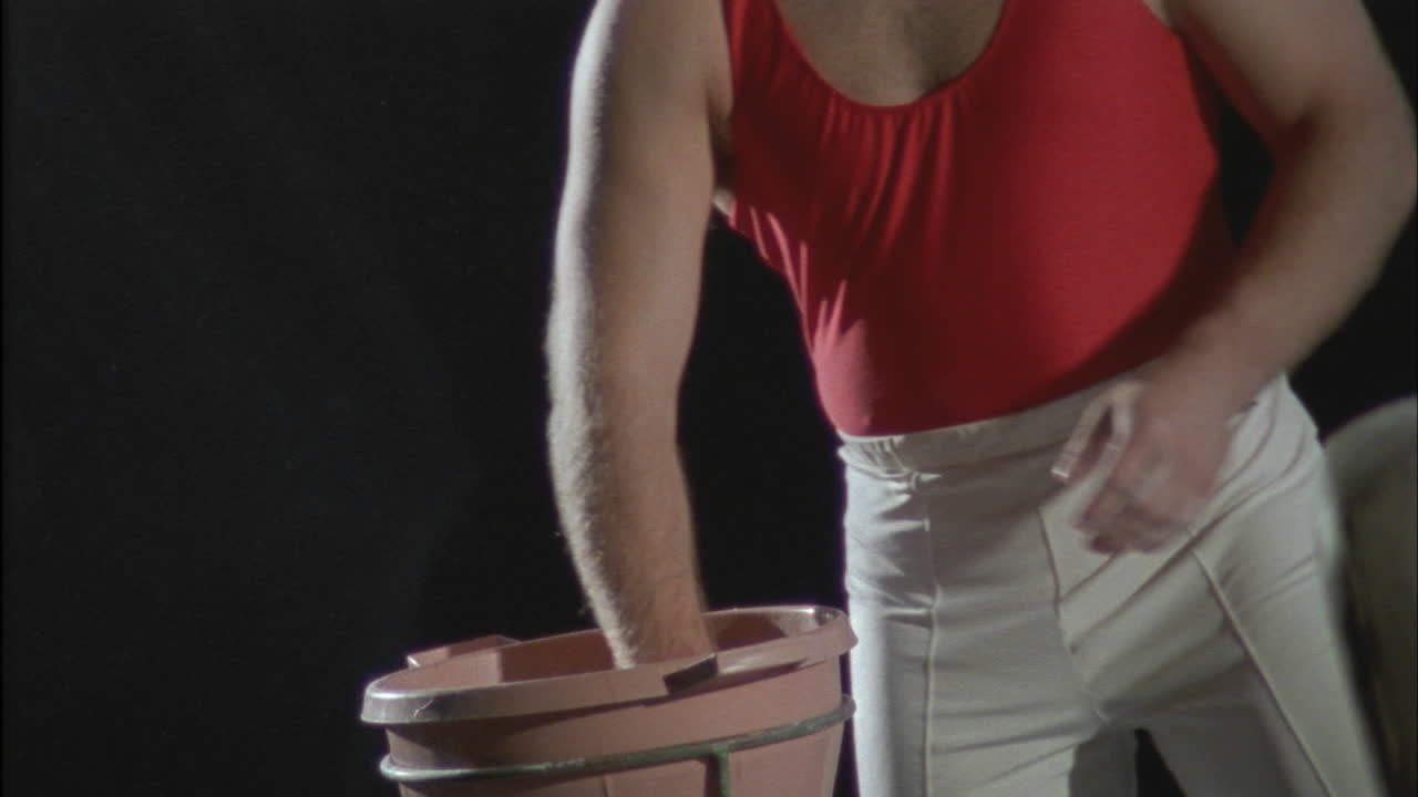 한 남자가 일상을 보낼 준비를 한다