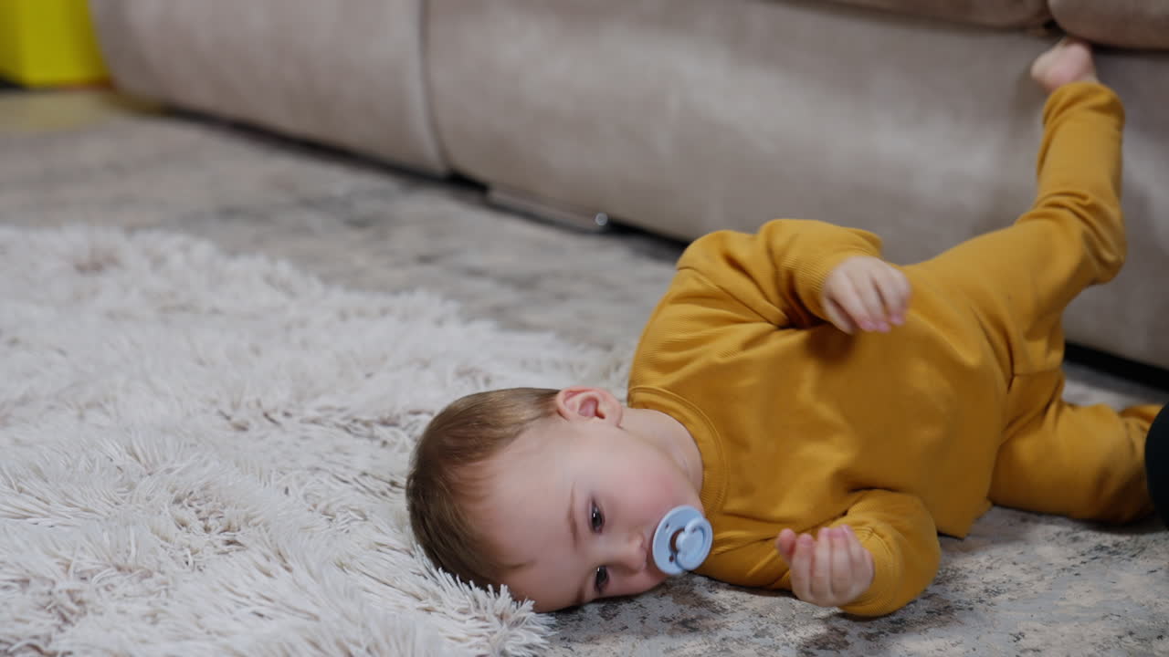 bebé jugando en la alfombra