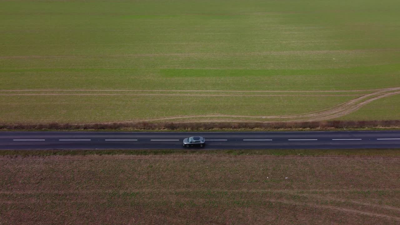 드론으로 촬영한 검은 활주로 시골길