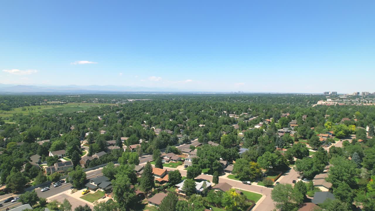 Droneoverflyvning af et kvarter i Centennial, Colorado, omgivet af huse og veje.