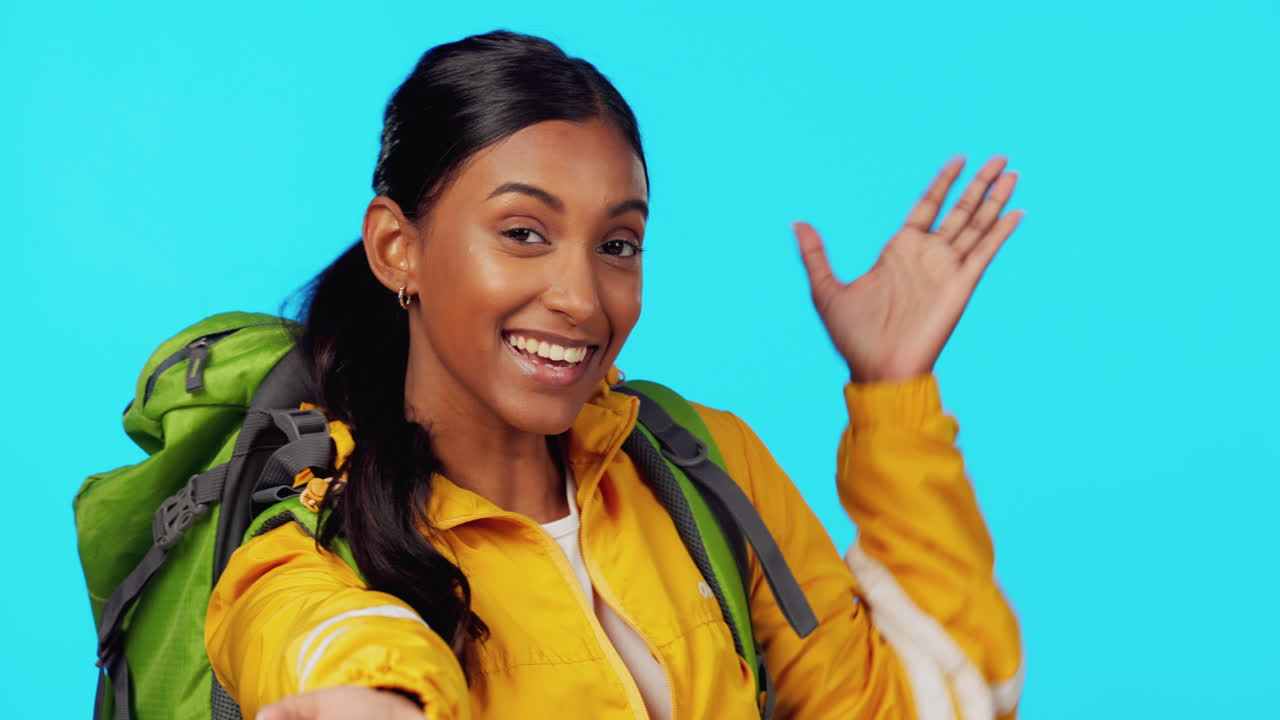 onda, llamada de video y cara de una mujer caminando