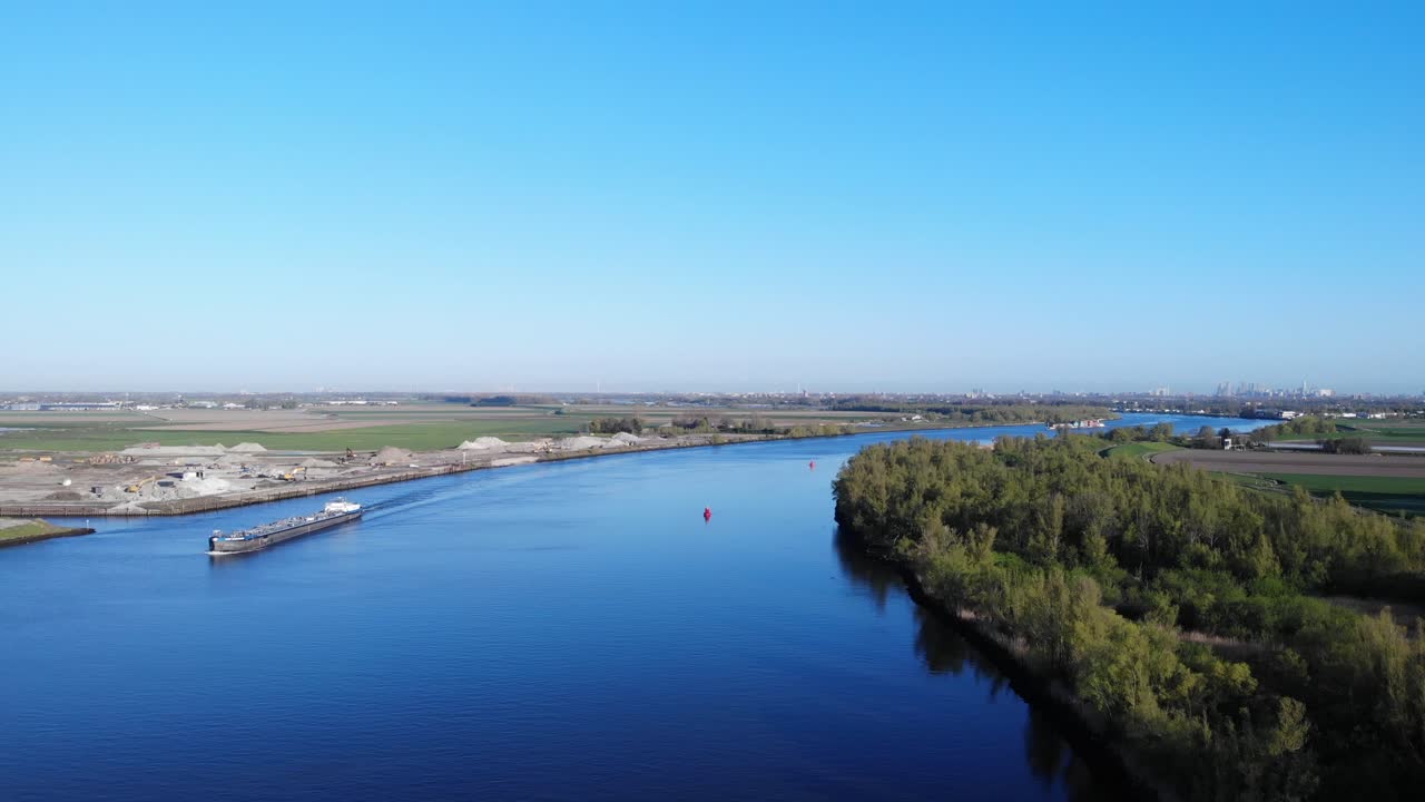 네덜란드 남부 퍼터슈크 근처의 오데 마스 강에서 항해하는 화물 바지선