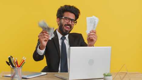 empresario indio ganador sosteniendo fan del dinero en dólares en efectivo celebrar, baile, éxito carrera, salario