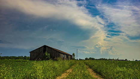 Abandonar-El-Granero-De-Madera-En-Medio-De-La-Naturaleza-Viviendo-Fuera-De-La-Red,-Timelapse