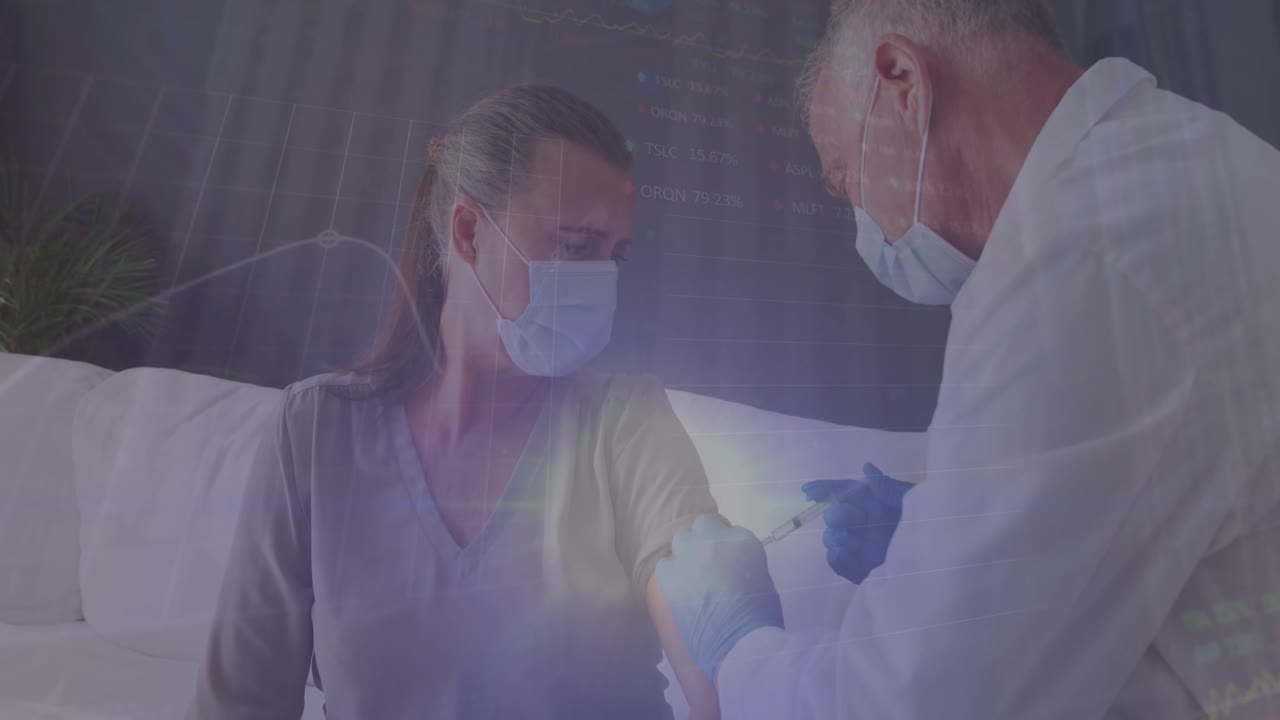 Animazione di elaborazione dati su un medico uomo caucasico con mascherina che vaccina.