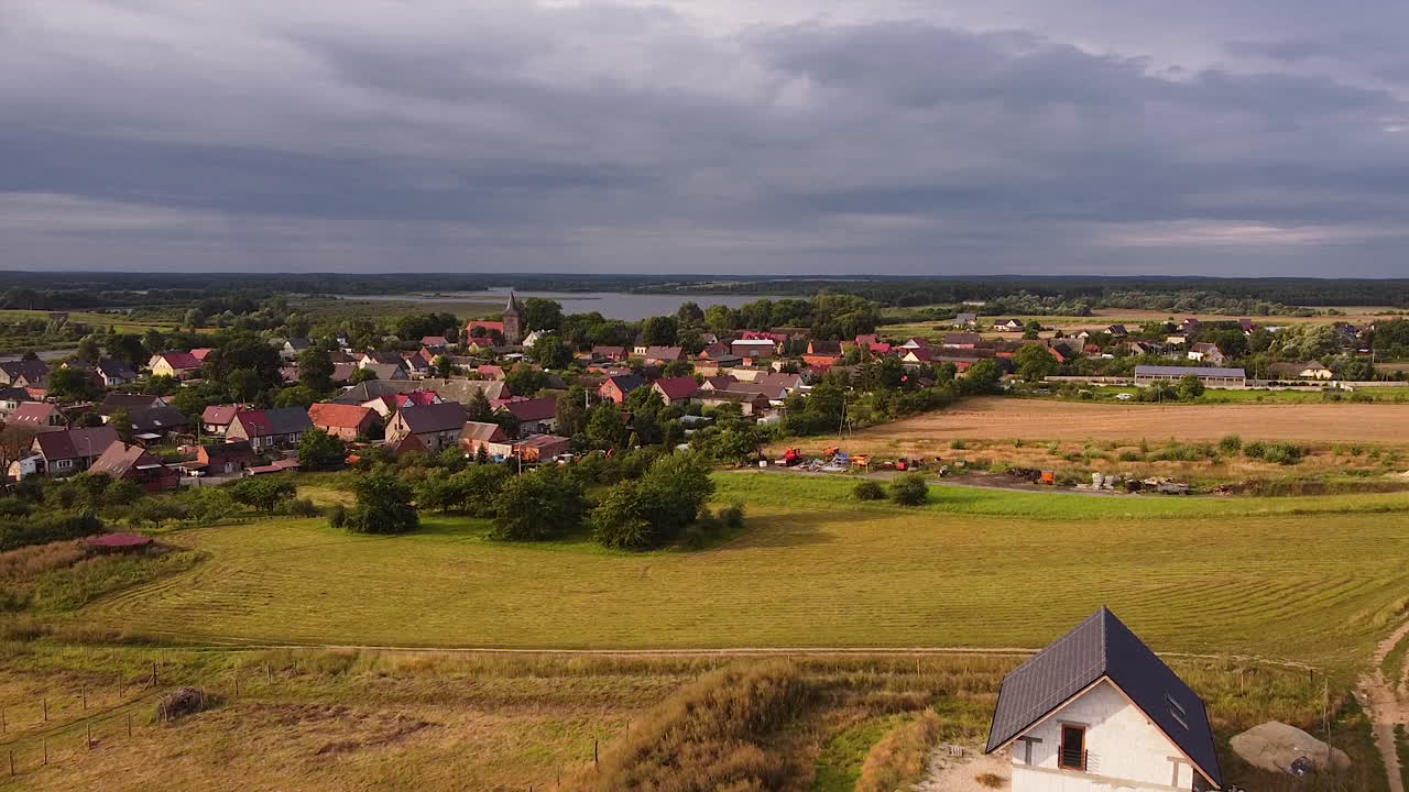 Gammel landsby ved en innsjø og mellom jorder