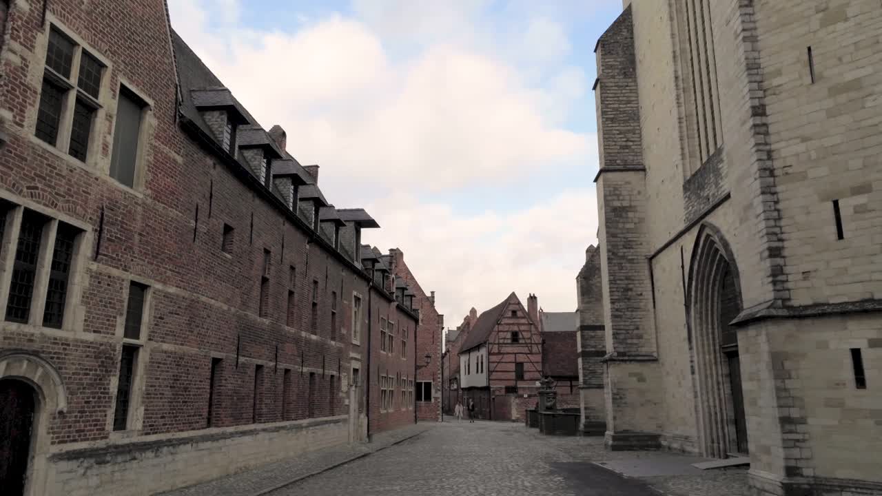 벨기에 루뱅의 베긴에 있는 신트잔데도페르케르크에서 추적 샷