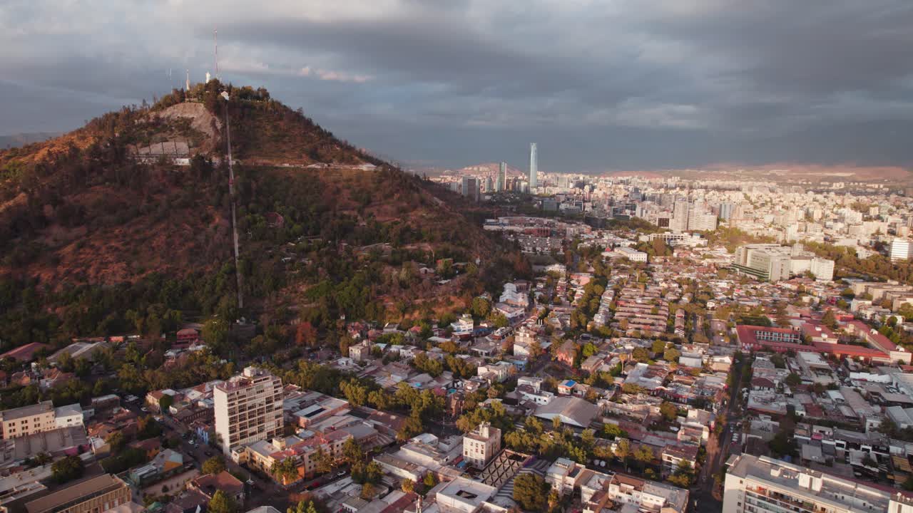cerro santa lucia mount를 둘러싼 빛나는 광활한 도시 경관을 선회하는 일몰 조감도