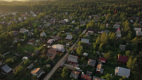 Volando-Sobre-Casas-De-Verano-En-Bosques-Verdes-Rusia