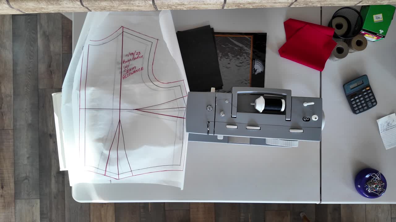 mesa y máquina de artesanía de costura - revelación deslizante por encima de la cabeza