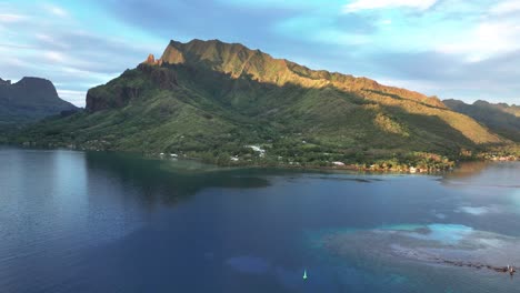 vista del amanecer de la montaña y la laguna en la bahía de cook