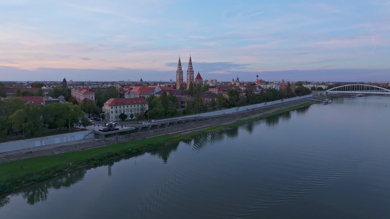 Il Duomo di Seghedino risplende al tramonto sopra i tetti di Seghedino, Ungheria