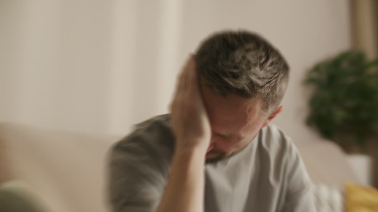 Uomo che soffre di forte mal di testa ed emicrania a casa.