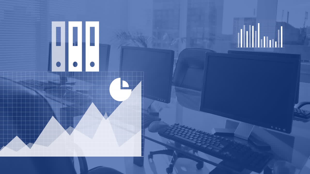 animación de múltiples iconos, mapas y gráficos en computadoras en el escritorio en una oficina desocupada.