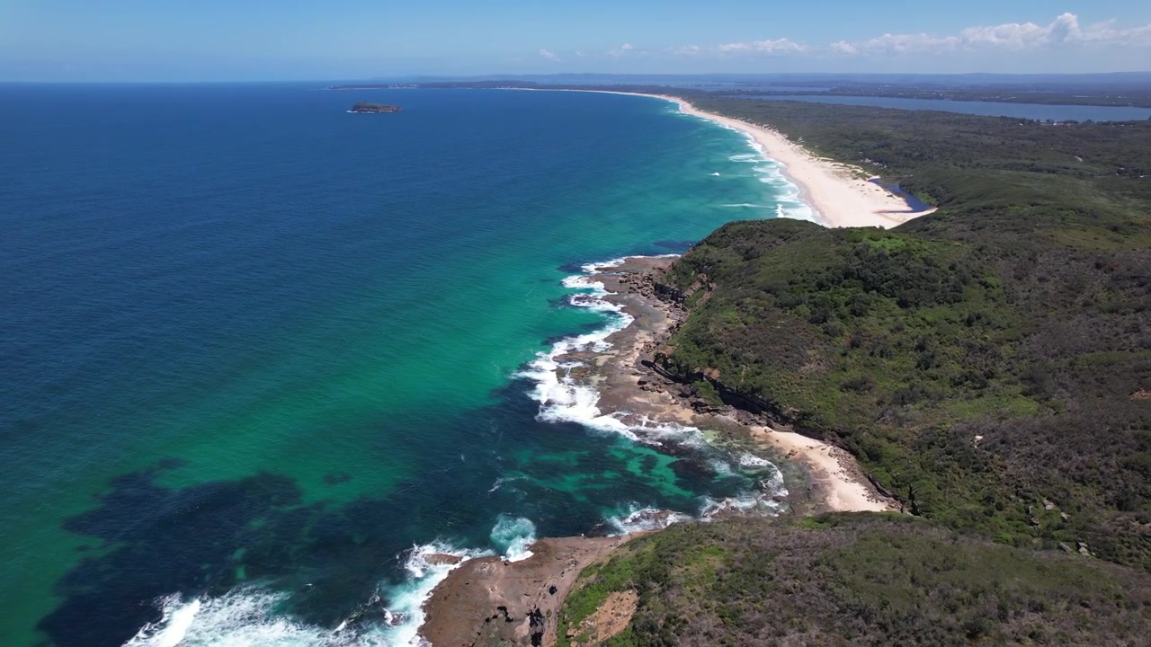Punto panoramico di Wybung Head e spiaggia di Birdie nel Nuovo Galles del Sud, Australia - Ripresa aerea con drone.