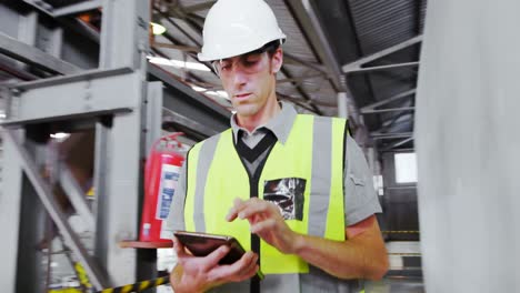 ingeniero masculino que usa una tableta digital 4k