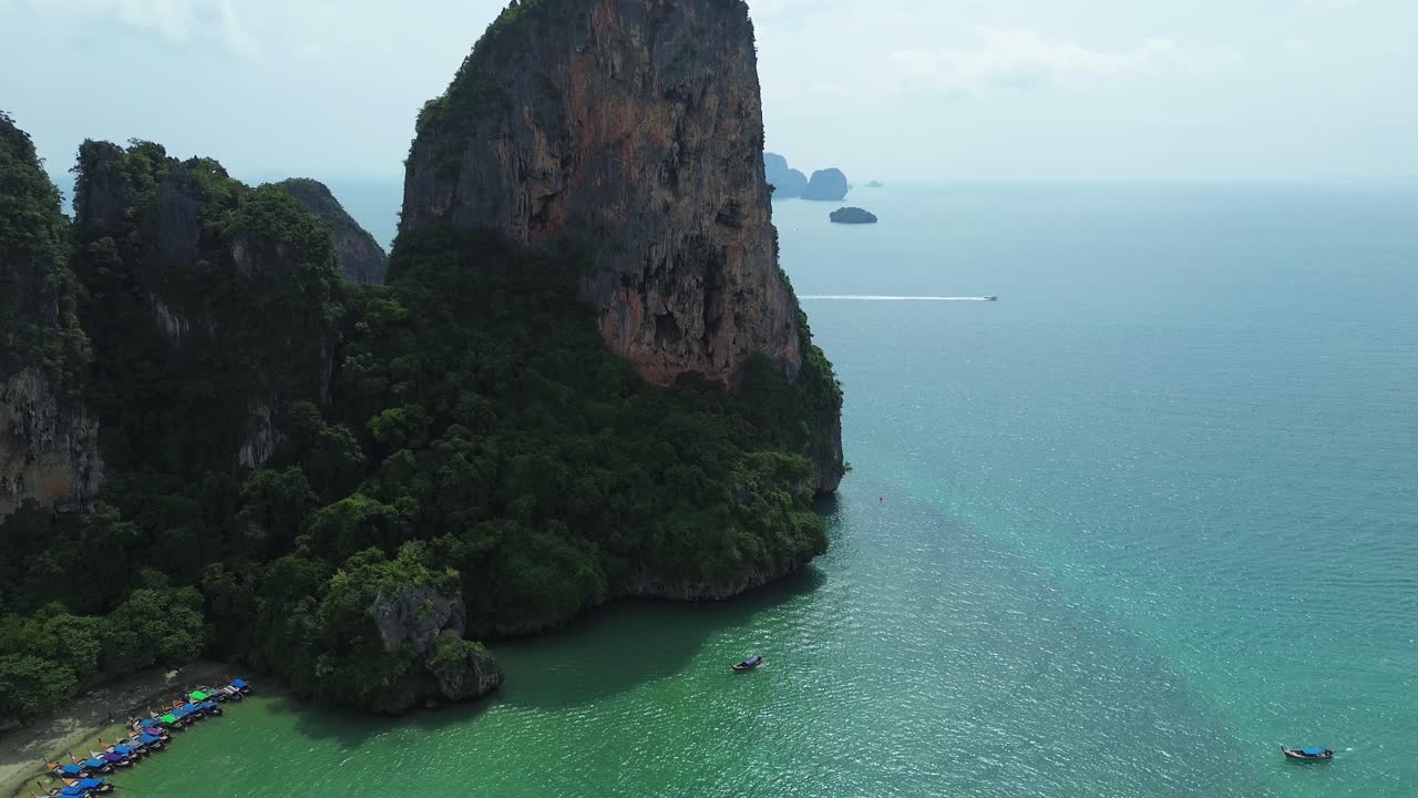 Ảnh chụp từ trên không bằng drone, thiên nhiên Thái Lan, biển Andaman, bán đảo Railay Beach, vách đá vôi