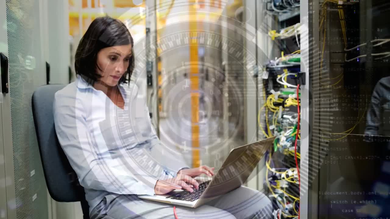 mujer trabajando en la sala de servidores