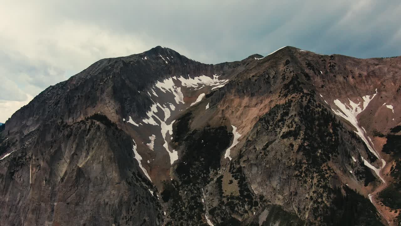 imágenes de drones de la gran cumbre de la montaña alpina cubierta de nieve derretida
