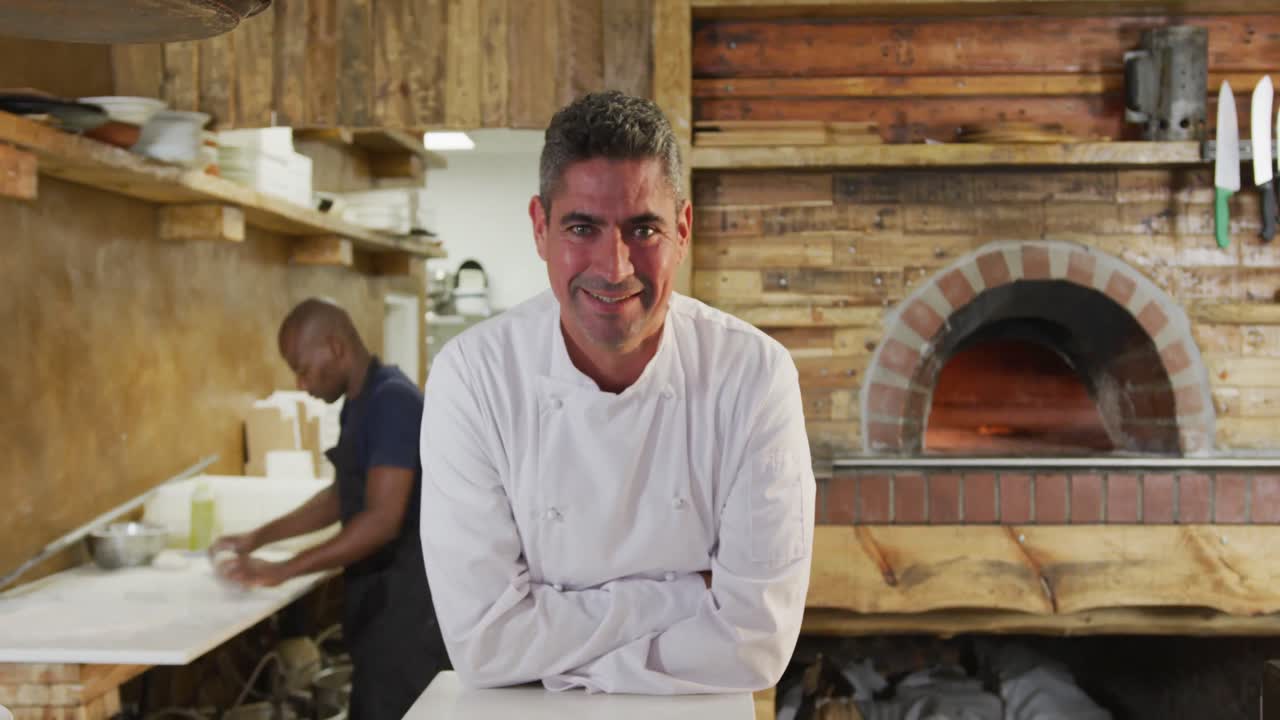 Chef caucasico che guarda in camera.