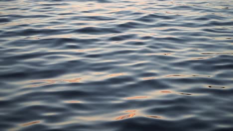 Fascinantes-Olas-De-Agua-En-Noruega-Al-Atardecer